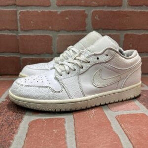 AIR JORDAN 1 LOW WHITE 553558 130 ATHLETIC MENS NO BOX SZ 8 S29