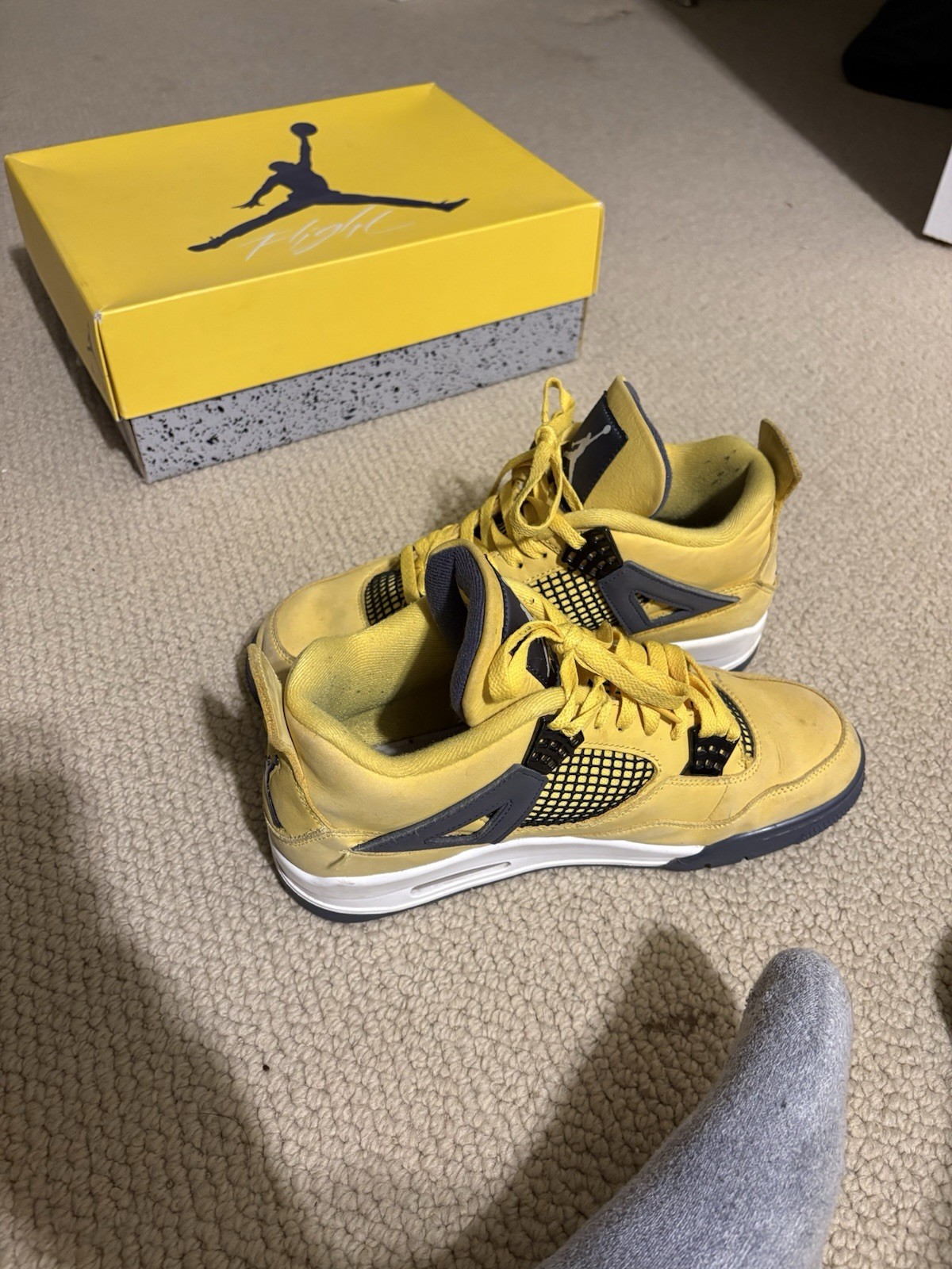 Size 10 - Jordan 4 Retro Mid Lightning Size 10 - Jordan 4 Retro Mid Lightning - Image 3