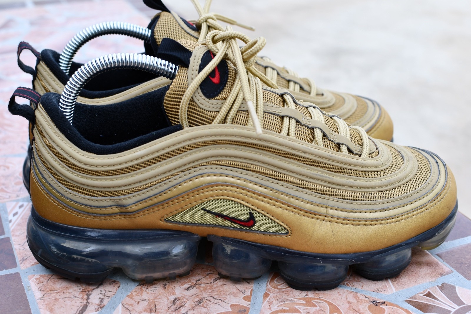 Nike Air VaporMax 97 Metallic Gold Black Red Mens 8 Sneakers AJ7291-700 Retro Nike Air VaporMax 97 Metallic Gold Black Red Mens 8 Sneakers AJ7291-700 Retro