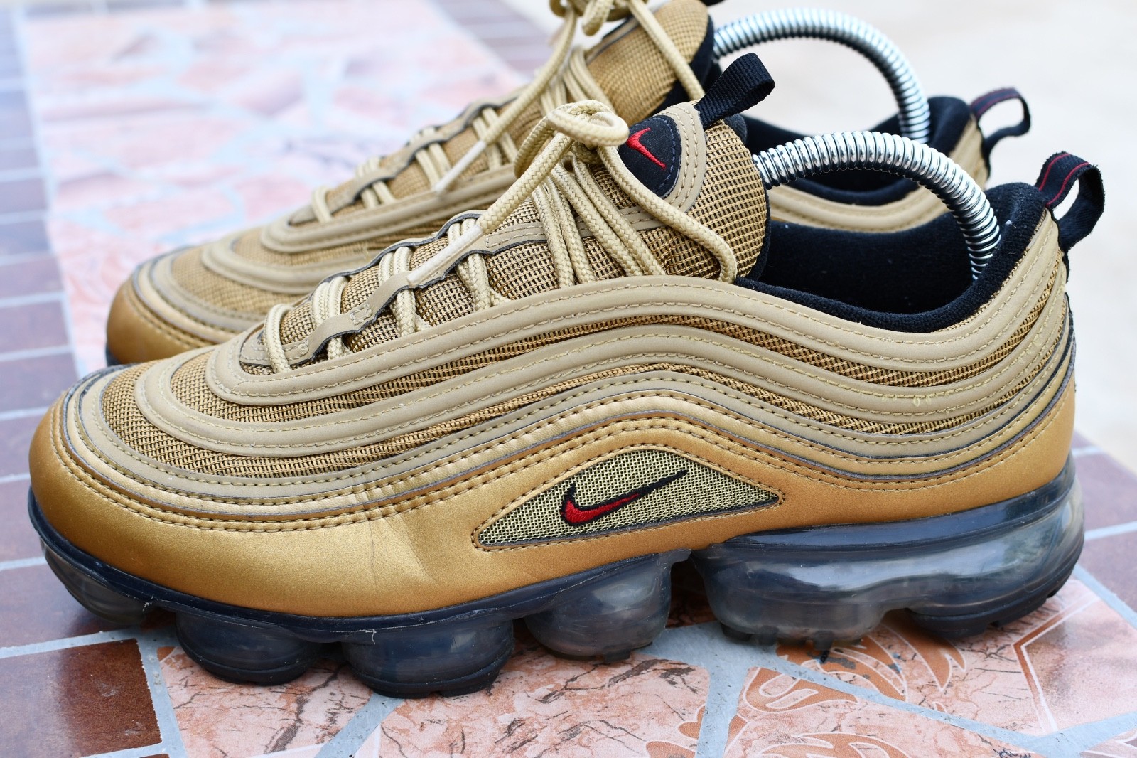 nike air vapormax 97 metallic gold black red mens 8 sneakers aj7291 700 retro nike air vapormax 97 metallic gold black red mens 8 sneakers aj7291 700 retro