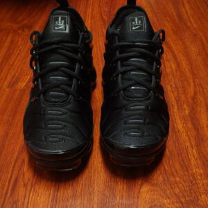 black nike air max plus