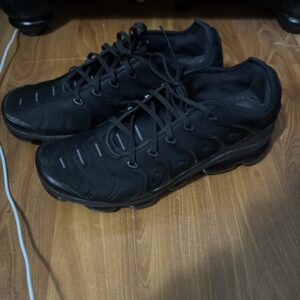 size 10.5 nike air vapormax plus low triple black