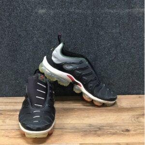 nike air vapormax plus worldwide black crimson green running shoes size 11.5