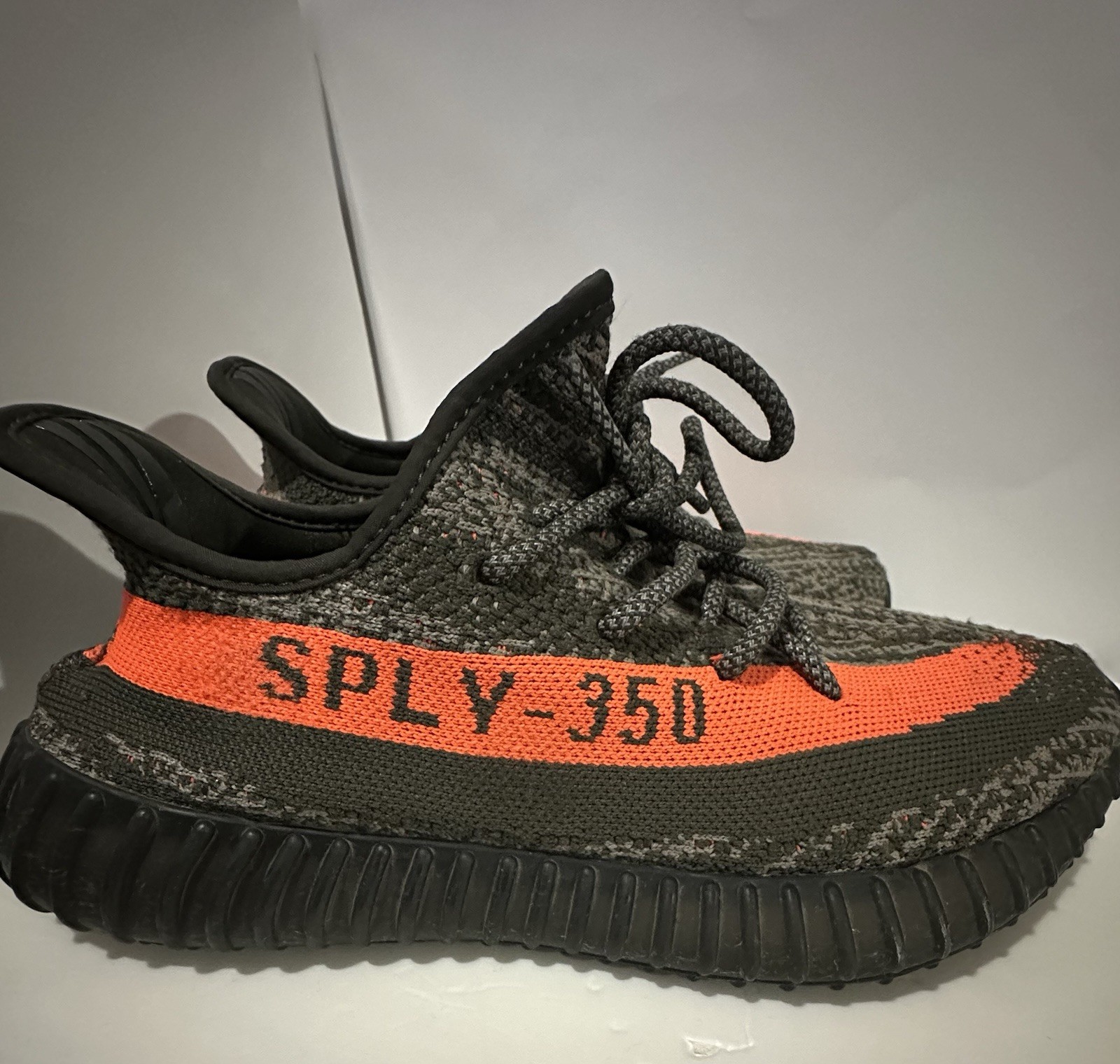 USED Adidas Yeezy Boost 350 V2 Carbon Beluga HQ7045 (Men 8) (Women 9.5) USED Adidas Yeezy Boost 350 V2 Carbon Beluga HQ7045 (Men 8) (Women 9.5) - Image 2