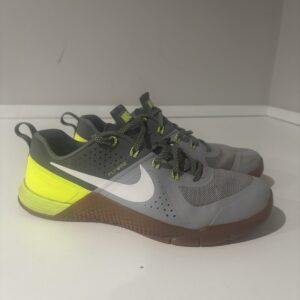 nike metcon weight lifting shoe, mens size 9, gray neon tan, great condition