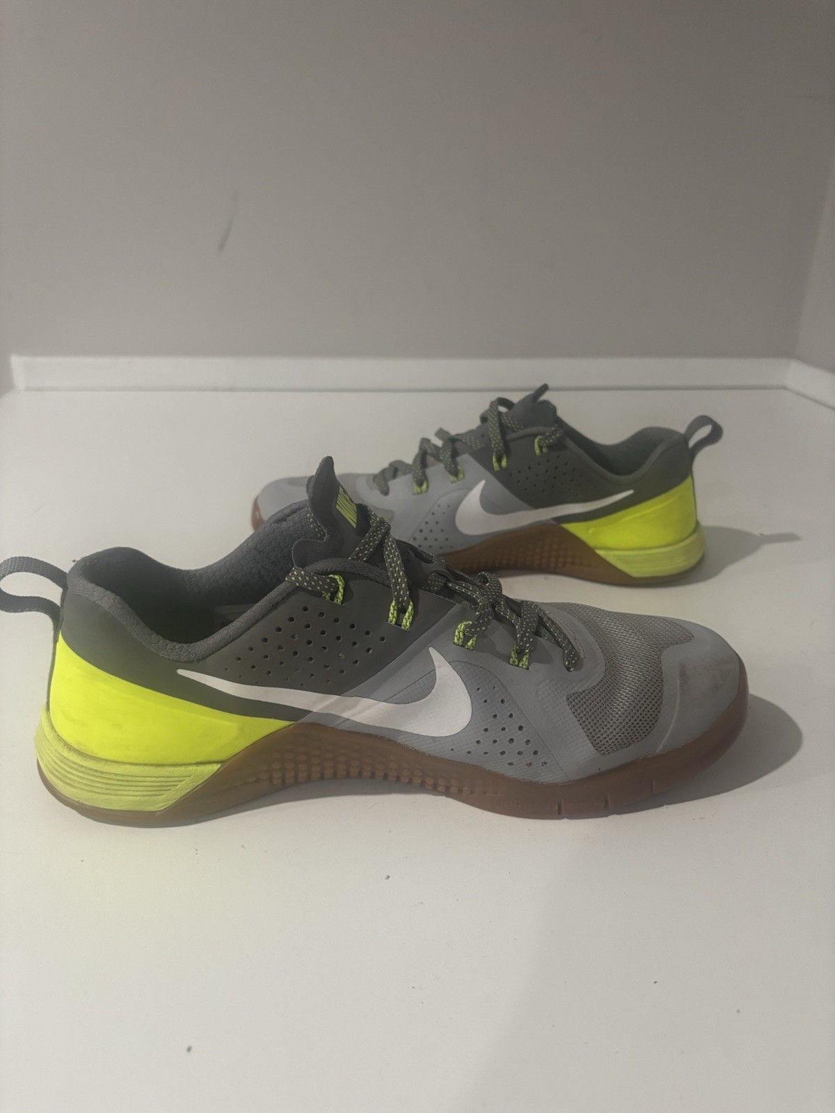 nike metcon weight lifting shoe, mens size 9, gray neon tan, great condition nike metcon weight lifting shoe, mens size 9, gray neon tan, great condition
