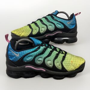 nike air vapormax plus aurora green hole at front of shoe size 9 924453 302