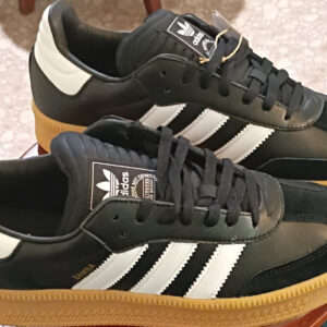 adidas samba men's low top lace up athletic sneakers black/white/gum rubber
