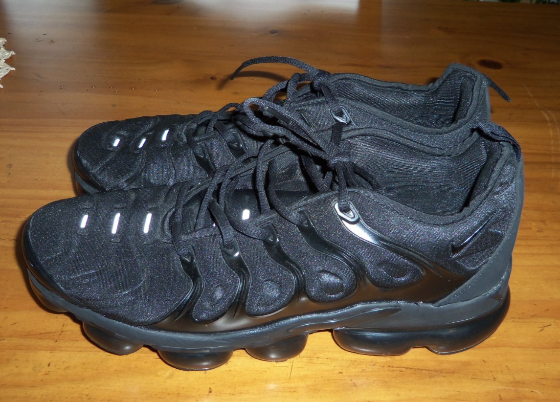 nike air vapormax plus men's triple black low top lace up sneakers size 12 euc nike air vapormax plus men's triple black low top lace up sneakers size 12 euc