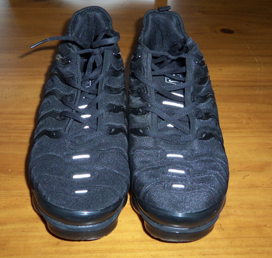 nike air vapormax plus men's triple black low top lace up sneakers size 12 euc nike air vapormax plus men's triple black low top lace up sneakers size 12 euc