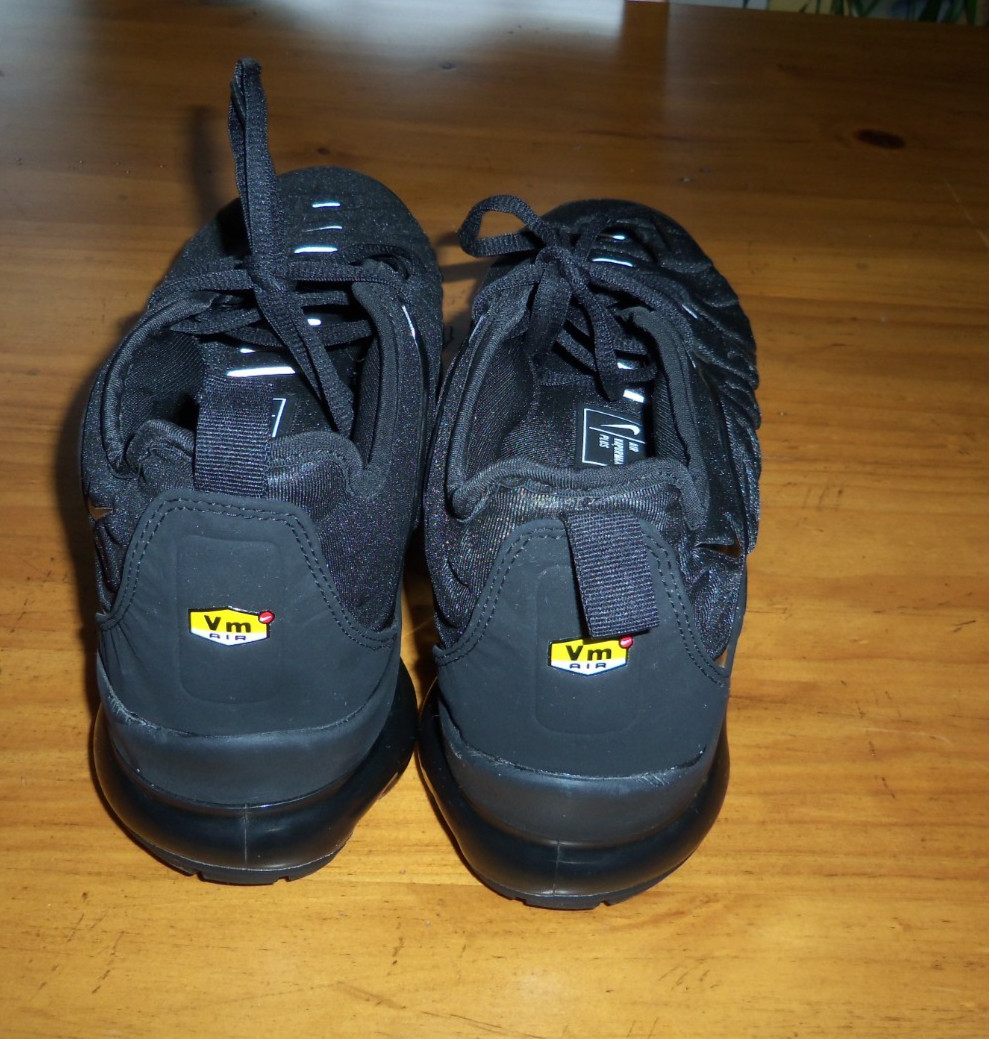 nike air vapormax plus men's triple black low top lace up sneakers size 12 euc nike air vapormax plus men's triple black low top lace up sneakers size 12 euc