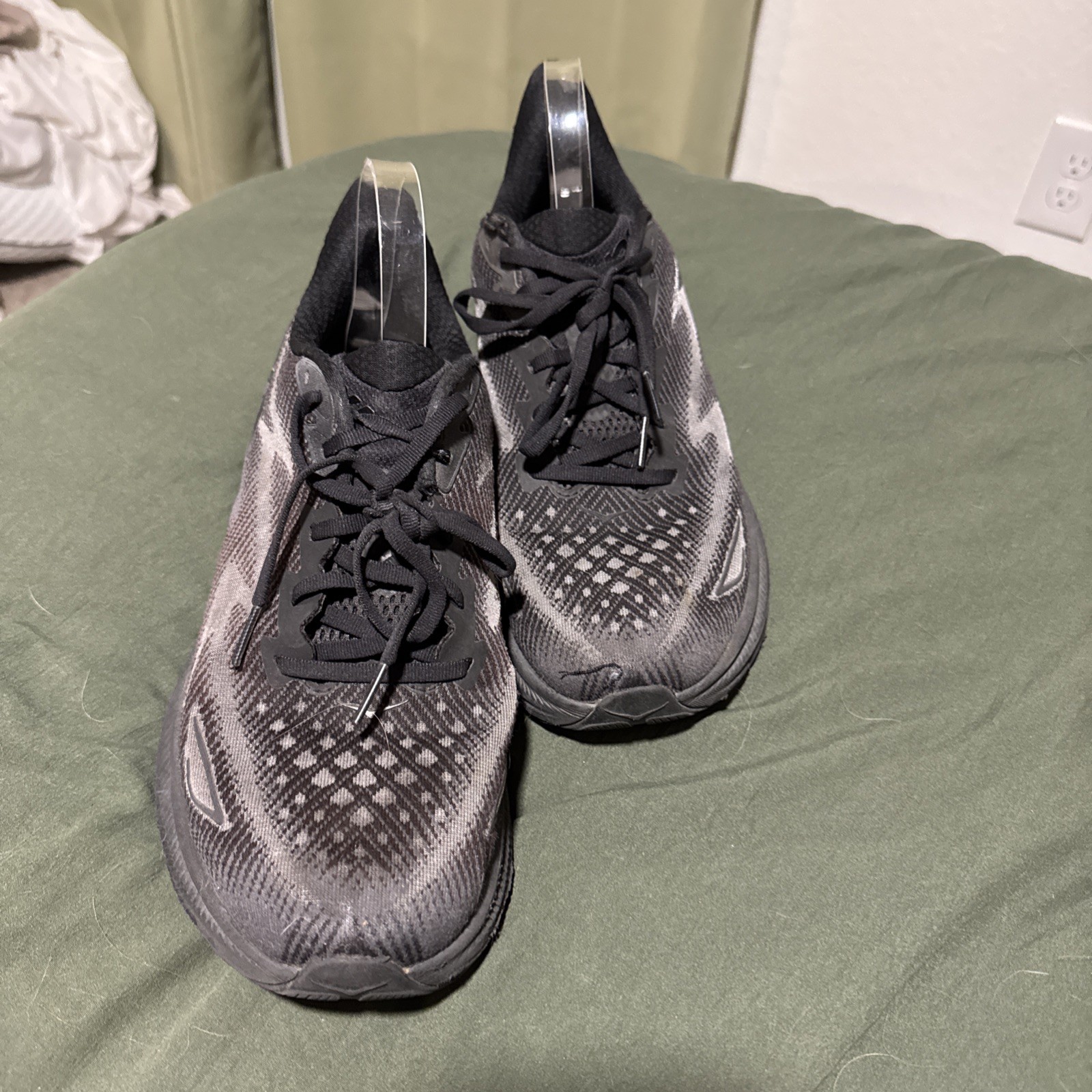 size 10.5d hoka one one hoka clifton 9 triple black size 10.5d hoka one one hoka clifton 9 triple black
