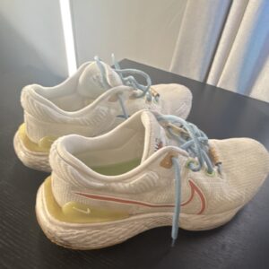 nike zoomx invincible run 2 white men’s 10 1/2 used needs repair sole separation