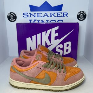 worn once nike dunk sb low red stardust size 11