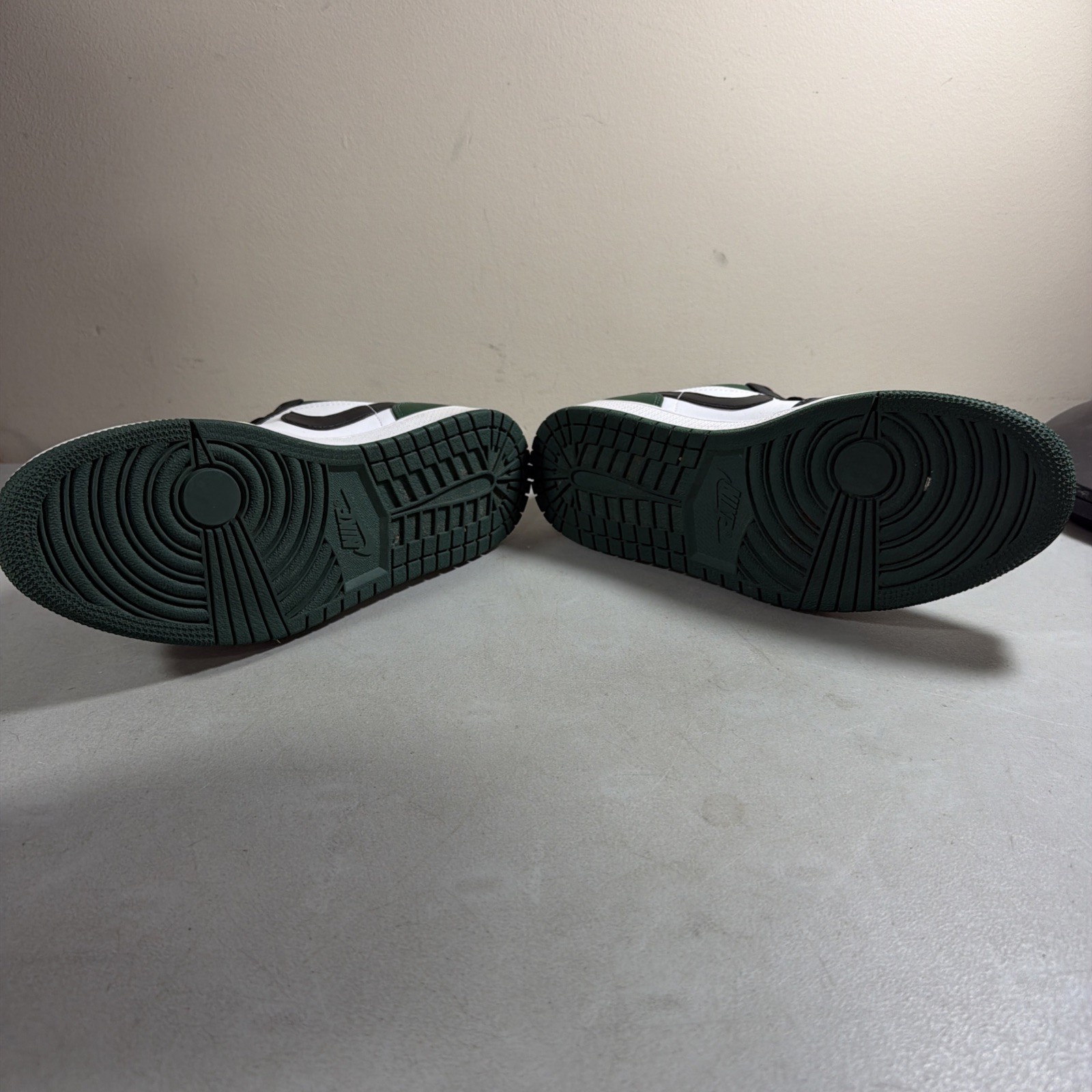 air jordan 1 low green toe – 8.5, good condition air jordan 1 low green toe – 8.5, good condition