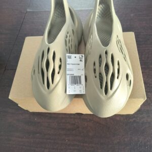 adidas yeezy foam rnr stone salt gv6840 men's size us 9 new with original box.