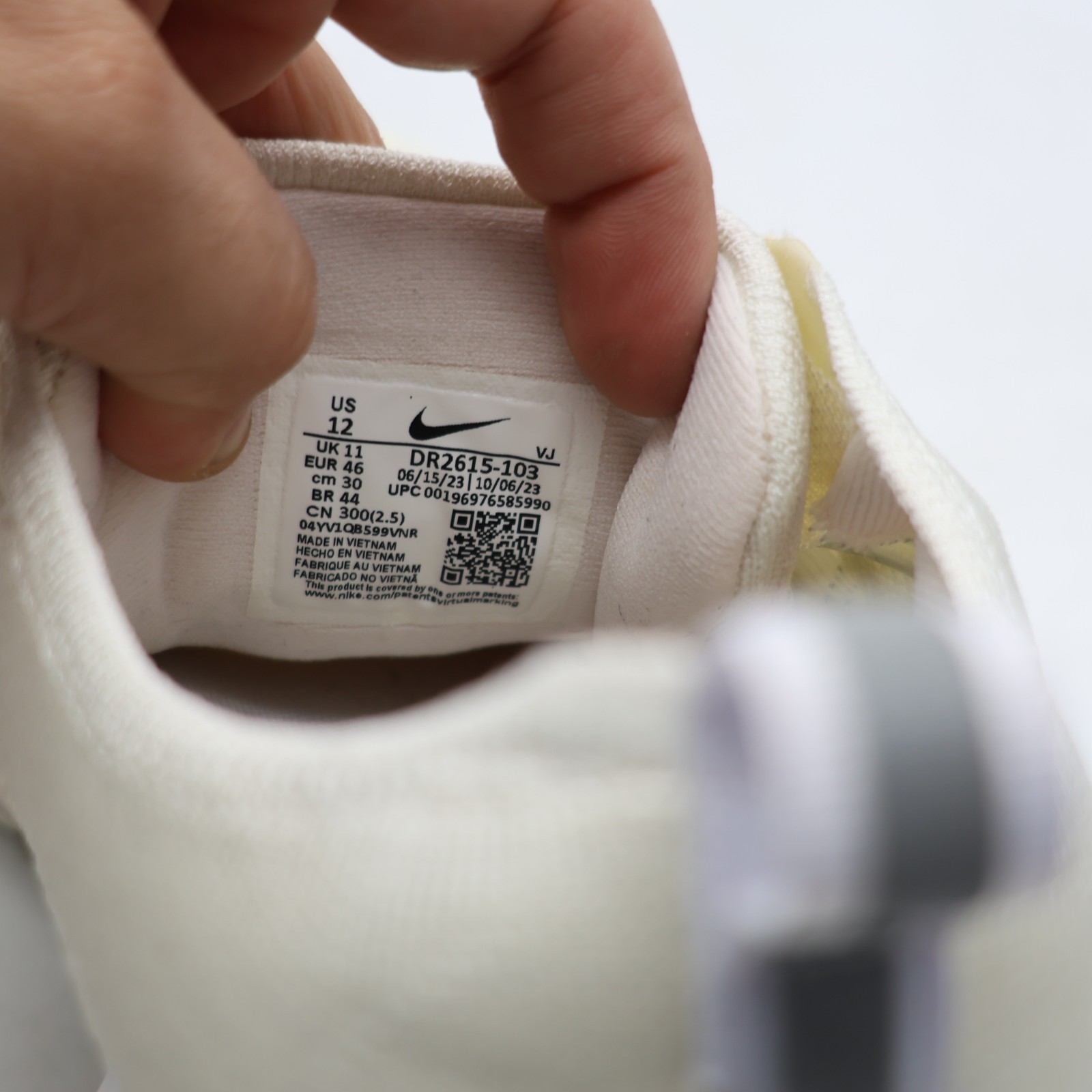 nike zoomx invincible run flyknit 3 men's size 12 white running shoes sneakers nike zoomx invincible run flyknit 3 men's size 12 white running shoes sneakers