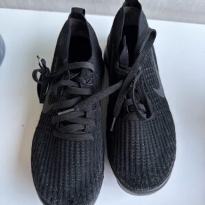 nike air vapormax men’s black low top lace up athletic sneaker solid. see pics.