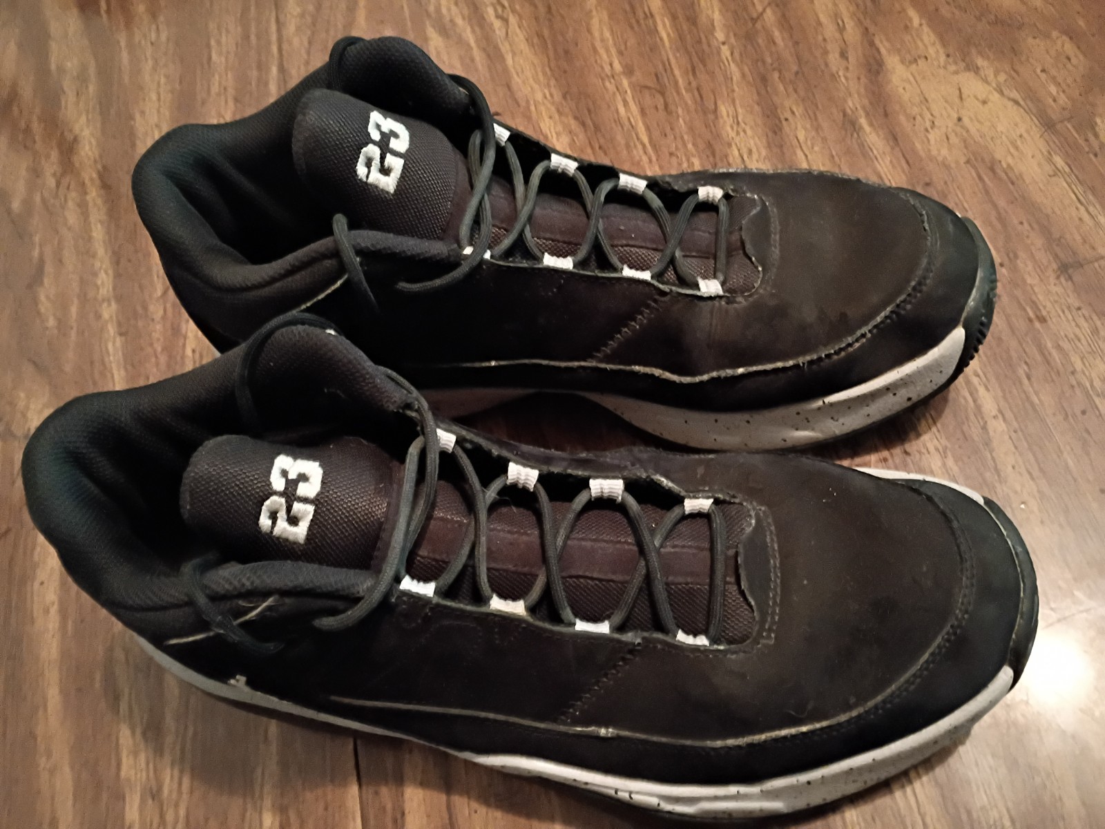 nike jordan max aura 3 black wolf grey sneakers mens size 12 used exc. cond. nike jordan max aura 3 black wolf grey sneakers mens size 12 used exc. cond.