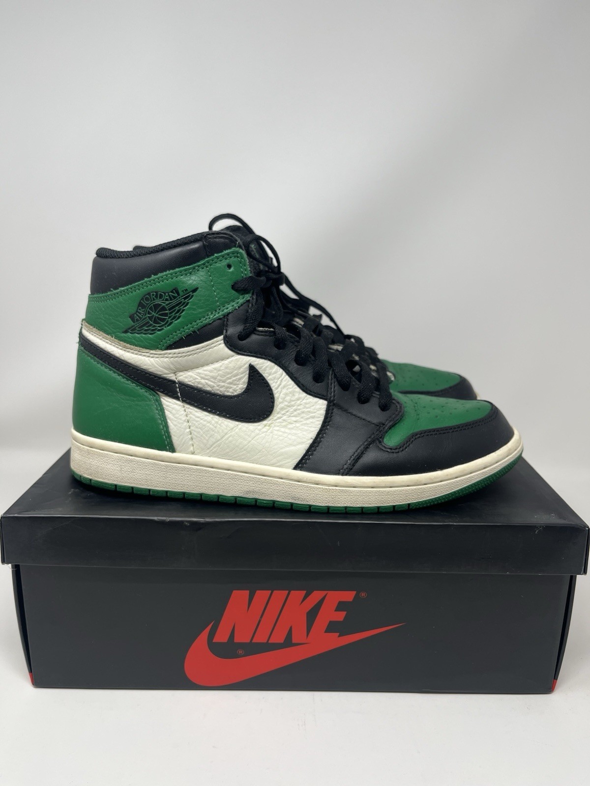 nike air jordan 1 retro high “pine green” 2018 men’s size 9.5 (555088 302) used nike air jordan 1 retro high “pine green” 2018 men’s size 9.5 (555088 302) used