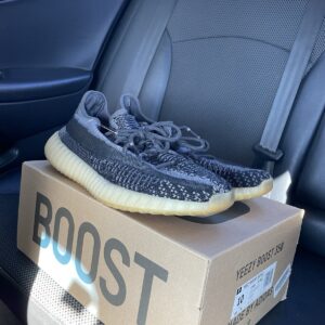 yeezy boost 350 v2 carbon men us 10 right shoe had a hole that was patched.