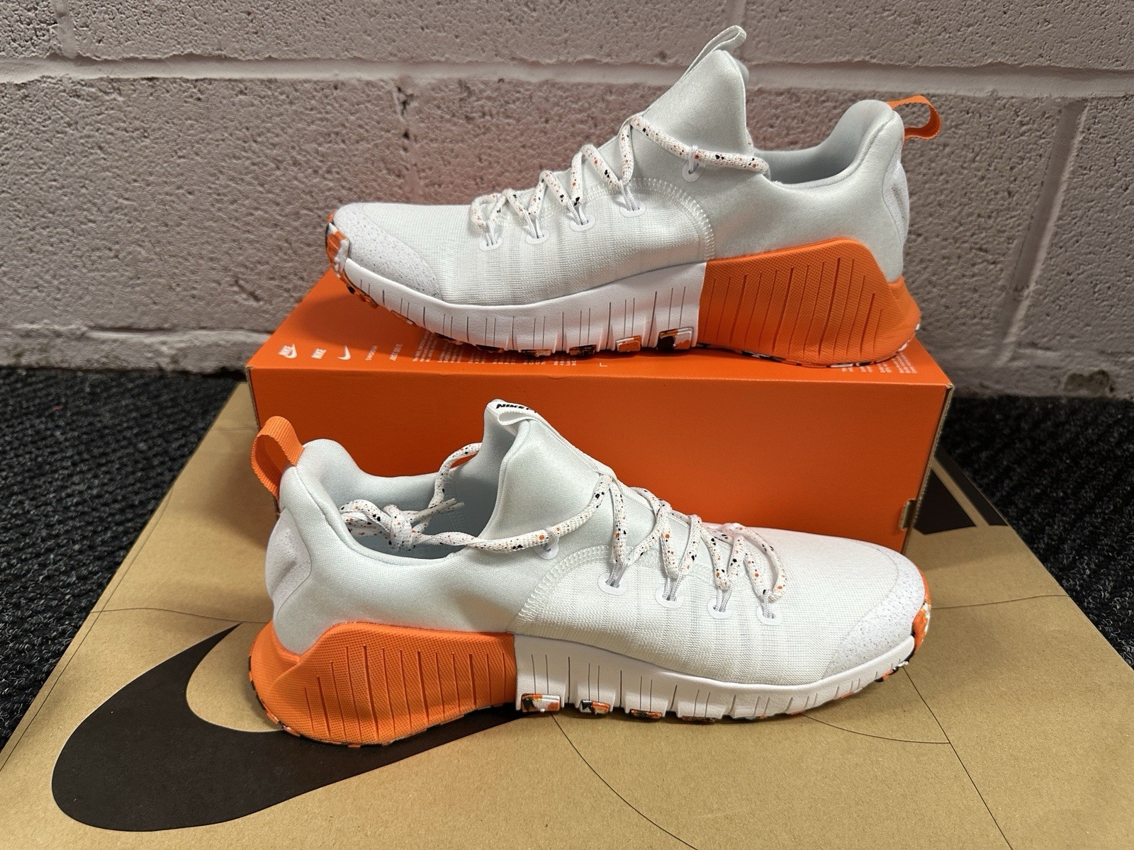 size 11.5 nike free metcon 6 white safety orange fj7127 106 size 11.5 nike free metcon 6 white safety orange fj7127 106