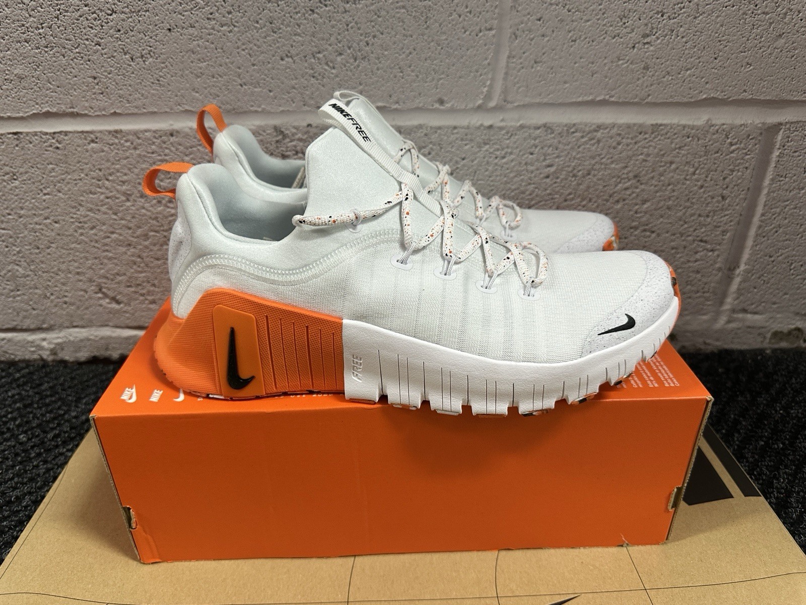 size 11.5 nike free metcon 6 white safety orange fj7127 106 size 11.5 nike free metcon 6 white safety orange fj7127 106